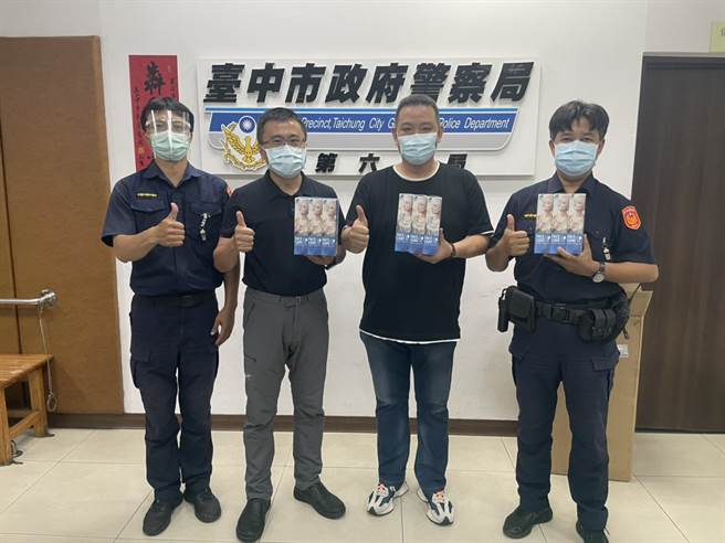 台中市警察局第六分局市政派出所警友站站長張文鍇捐贈216個防疫護目鏡，讓員警能安心執勤。（民眾提供／盧金足台中傳真）