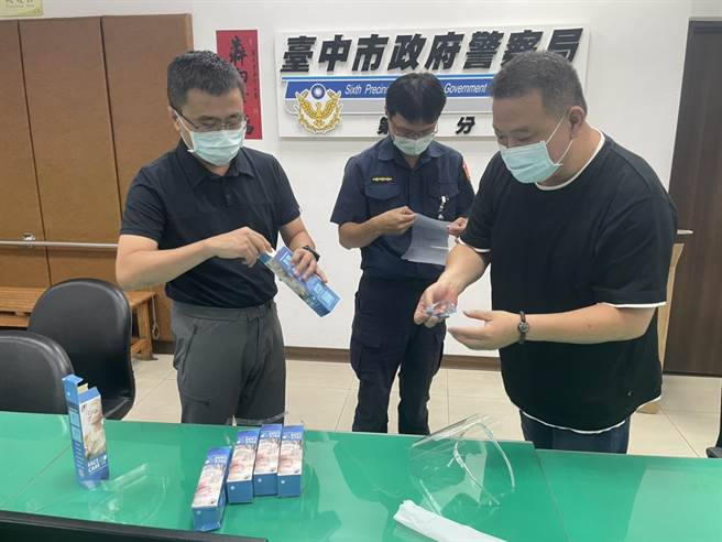 疫情嚴峻，員警盼藉由護目鏡提高與民眾面對面近距離接觸時的保護力，在面對看不見的病毒前，先做好萬全準備。（民眾提供／盧金足台中傳真）