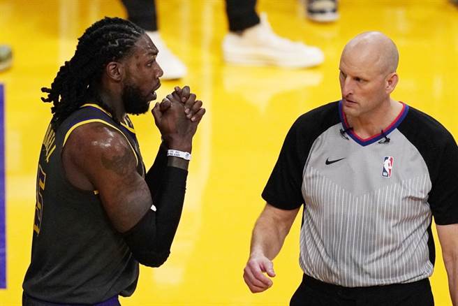 湖人替补中锋哈瑞尔(左)因为季后赛上场时间太少而感到愤怒。（美联社资料照）