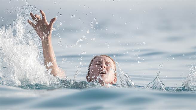 美國一名7歲男童與家人前往海邊游泳遭水流沖走，但他卻自行游上岸成功脫困。圖片為示意圖非本人（圖／shutterstock）