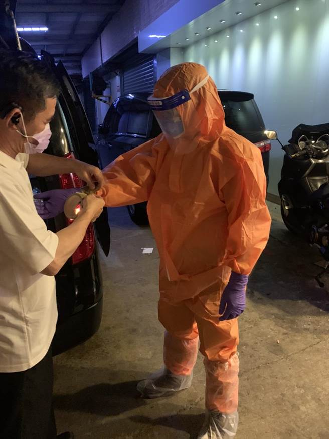 郭志祥与志工们穿着防护衣，亲自到医院接运染疫往生者。(翻摄照片／林郁平台北传真）