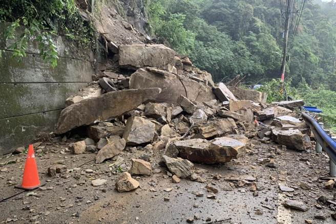 县道122线五指山入口路段落石坍方，一度造成交通中断。（竹东分局提供／罗浚滨新竹传真）