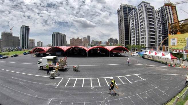 位于新北市板桥区江翠重画区的大型疫苗接种暨快筛站。（姚志平摄）
