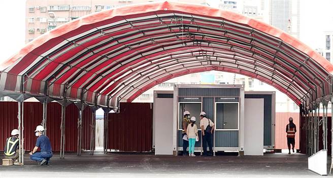 板桥区江翠重画区的大型疫苗接种暨快筛站加速赶工，数个大型遮阳棚内设立筛检窗口。（姚志平摄）
