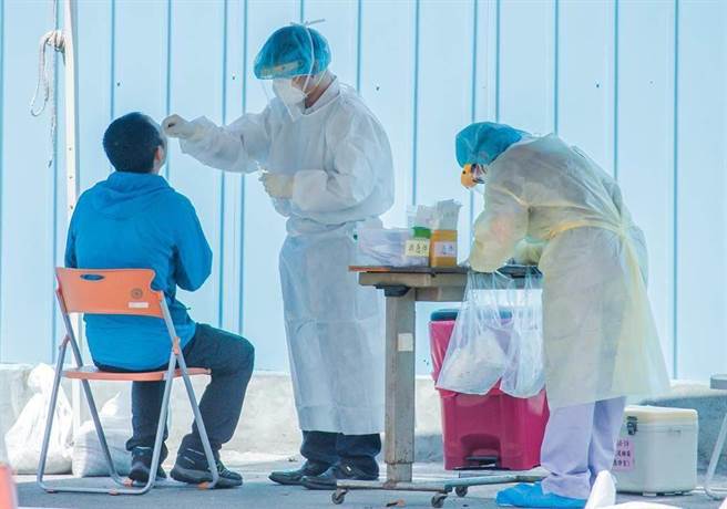台湾本土新冠肺炎疫情严峻，在短短两周内感染人数近7,000 人，不过中央流行疫情指挥中心今天表示预测病毒传播力的Rt值下降，表示高峰已过，本土疫情即将趋缓。（本报资料照）