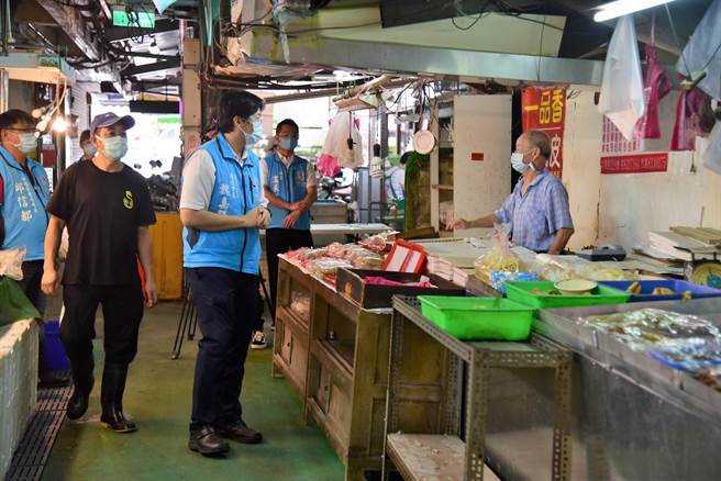 市长魏嘉贤再次到传统市场了解防疫状况，同时宣导分流採买。（花莲市公所提供／王志伟花莲传真）
