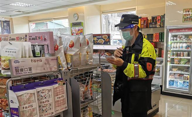 疫情嚴峻，警察執勤高風險，霧峰分局萬豐派出所警員魏俊卿的妻子黃玉芝，捐贈290個護目面罩，給霧峰分局全體員警使用，員警今日試戴面罩巡簽。（霧峰分局提供／黃國峰台中傳真）