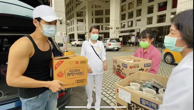 Ｇino送餐到荣总为医护人员加油打气。（摘自IG）