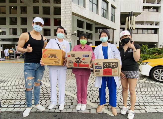 Ｇino送餐到荣总为医护人员加油打气。（摘自IG）