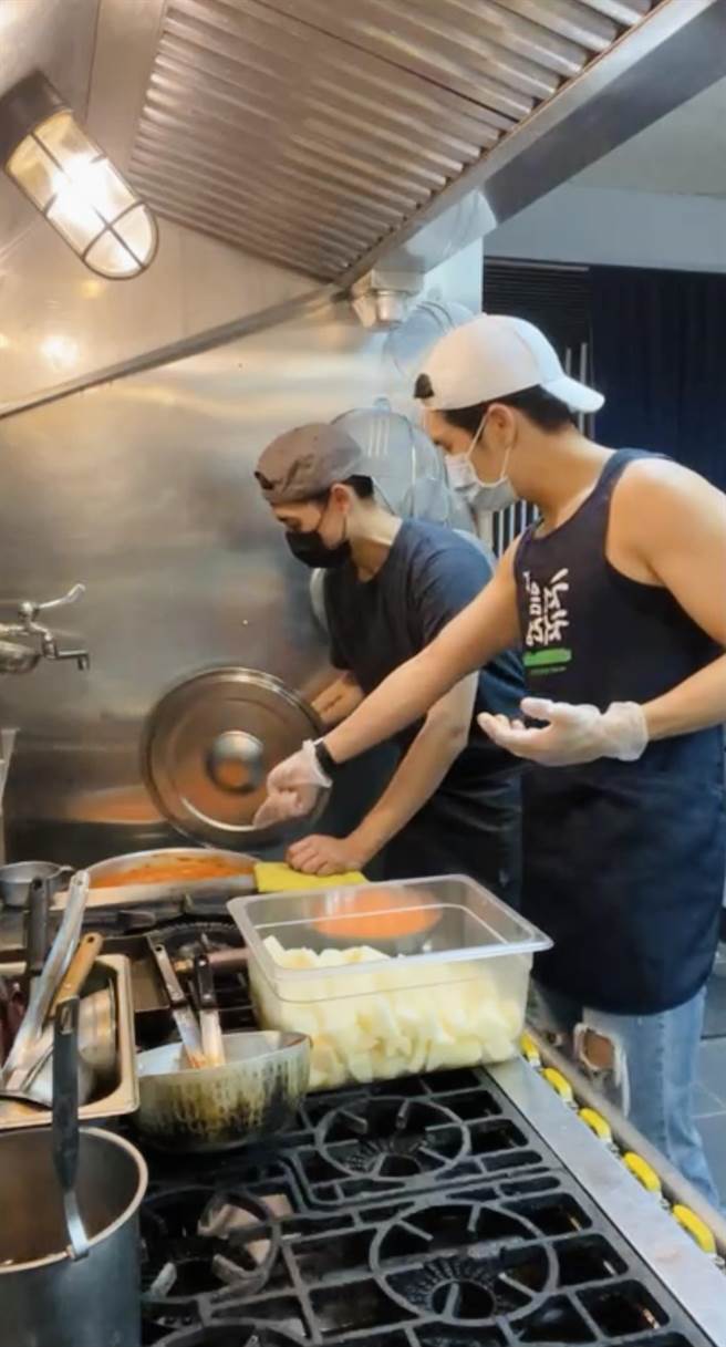 Ｇino亲自下厨切菜、炒菜。（摘自IG）
