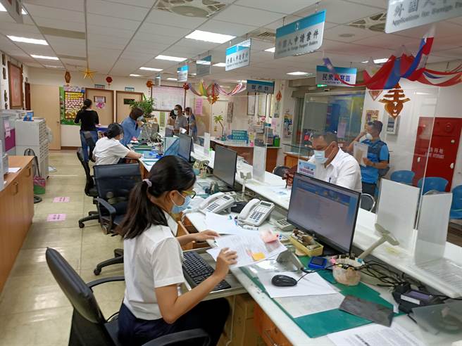 移民署宜蘭服務站在防疫期間加強電話訪視服務，希望能減少 外配家庭家暴事件的發生。（胡健森攝）