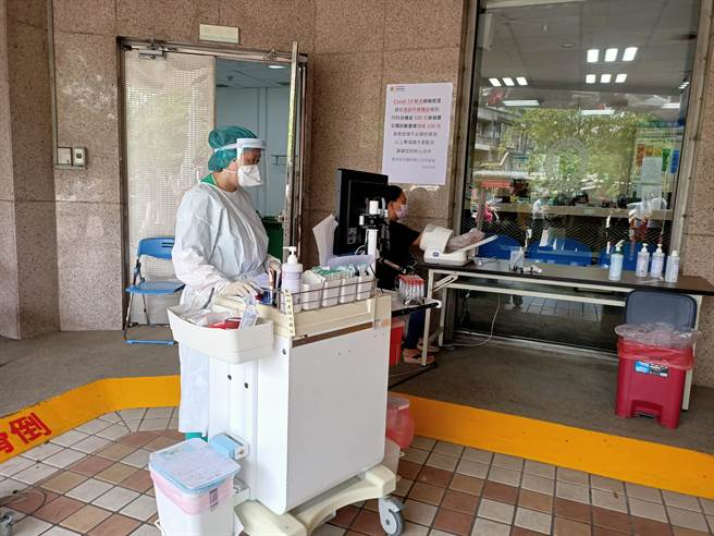 移民署宜蘭服務站推出「不收費、不通報、不查處」的「三不」 措施，鼓勵曾前往萬華地區的高風險外籍移工儘速主動到醫院採檢。（胡健森攝）