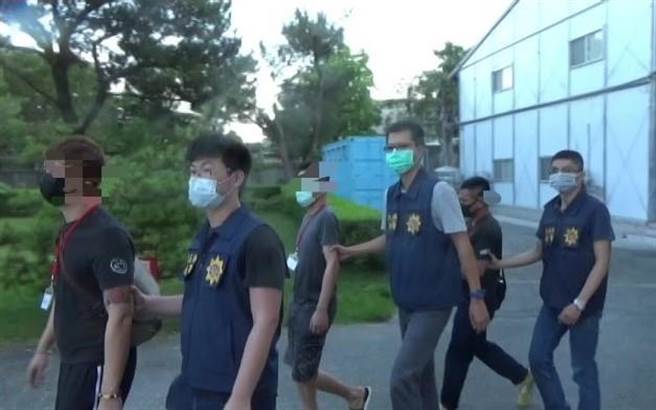 刑事局中部打击犯罪中心在花莲县新城乡、吉安乡侦破诈团租用两处民宿行骗，查获31岁林姓、24岁曾姓犯嫌等19人。（民眾提供／卢金足台中传真）