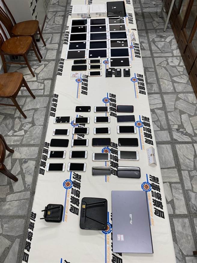 警方查获林姓主嫌等8人及曾姓犯嫌等11人到案，查扣笔记型电脑、平板电脑、手机、4G网卡等证物。（卢金足摄）