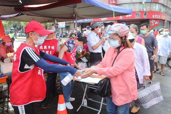 高市今展开市场分流管制，但部分市场外头「塞车」。（高市府提供）