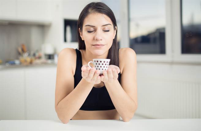 处女座、天蝎座、水瓶座的女性天生害羞慢热，加上个性敏感，很难轻易对陌生人敞开心房。（图／Shutterstock）
