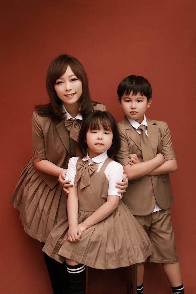 「水星兄妹」和妈妈朱安禹的感情非常好，也以母亲为傲。(瑀宝文化传播提供)