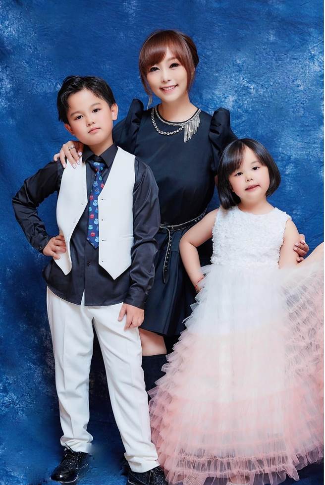 朱安禹有子承衣钵，小兄妹9岁Ray、5岁Rina组「水星兄妹」出道。(瑀宝文化传播提供)