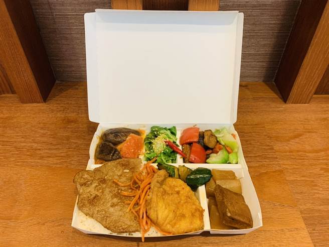 玄奘大学今日起特别推出免费防疫爱心蔬食便当。(图/玄奘大学提供)