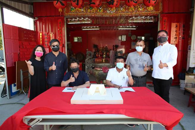 台中市大河里福德祠在建筑师戴育泽穿针引线下，上弘工程行老板郑瑞荣与成大建筑系副教授沈扬庭日前签约合作，将使用机械手臂取代传统人力切割模板，最传统、最庶民的土地公庙。（戴育泽建筑师提供／卢金足台中传真）
