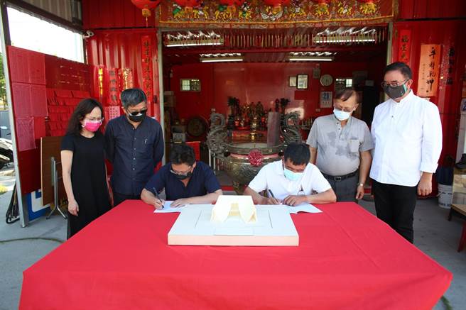 台中市大河里福德祠在建筑师戴育泽穿针引线下，上弘工程行老板郑瑞荣与成大建筑系副教授沈扬庭日前签约合作，将使用机械手臂取代传统人力切割模板，最传统、最庶民的土地公庙。（戴育泽建筑师提供／卢金足台中传真）