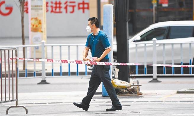 深圳机场发布微信公号6月1日消息，接广东省防疫指挥部通知，自6月2日零时起，持有广州、佛山身份证且计画从深圳机场乘机出港的旅客（不含外地中转旅客），需出具「健康码」绿码及72小时内核酸检测阴性证明。（新华社资料照）