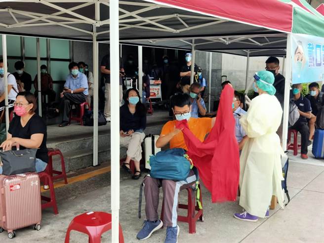 金门机场入境旅客配合快筛採检，确保离岛居民健康安全。（县府观光处提供）