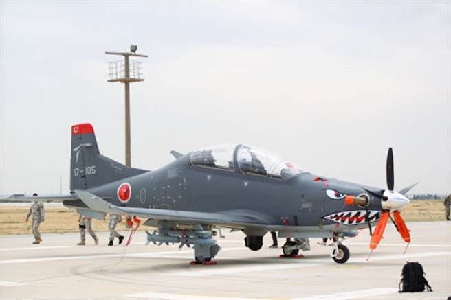 土耳其展示攻击型自由鸟，翼下挂满炸弹。(图/YOUTUBE)