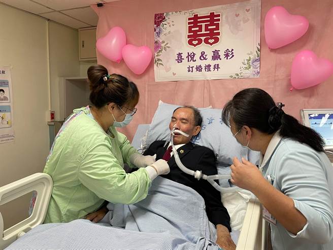 在女儿订婚仪式前，护理师协助王男穿上西装、打理门面。(屏基提供)