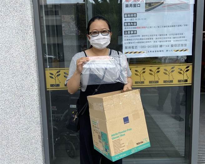挺着7个月身孕的王乙菡亲手制作60个儿童防护面罩，分别赠送给台东基督教、马偕医院。（台东基督教医院提供／蔡旻妤台东传真）