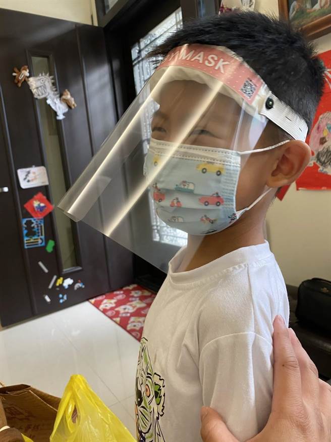 挺着7个月身孕的王乙菡亲手制作60个儿童防护面罩，分别赠送给台东基督教、马偕医院。（台东基督教医院提供／蔡旻妤台东传真）