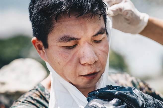 结束任务后，可以看见官兵口罩所造成的痕迹。（军闻社提供）