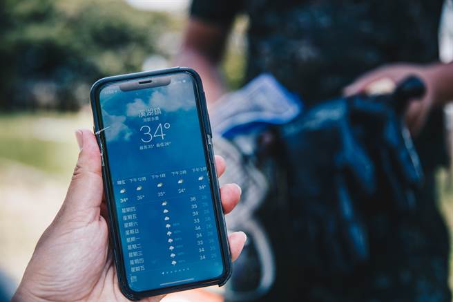 官兵在气温高达34度，实施消毒作业。（军闻社提供）