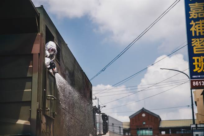 重消车于彰化地区街头实施消毒作业。（军闻社提供）