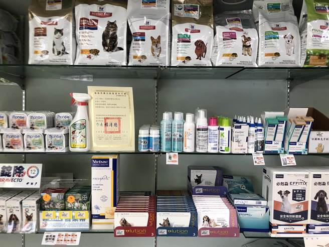 于实体店面公开陈列的合格动物用药品。（台南市政府提供／张毓翎台南传真）