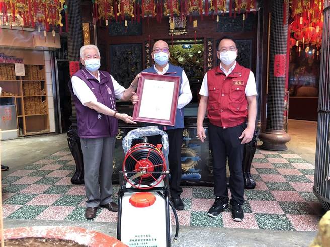 潭墘乐墘宫于今（1日）捐赠11台手推式喷药机供双和地区共11里使用。（中和区公所提供）
