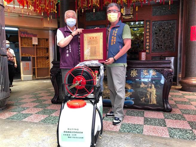 潭墘乐墘宫于今（1日）捐赠11台手推式喷药机供双和地区共11里使用。（中和区公所提供）