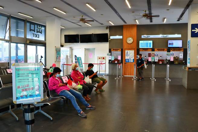 琉球鄉長陳國在1日發文給屏縣府，盼在東港、鹽埔等交通船碼頭設置快篩站，降低離島感染風險。（謝佳潾攝）