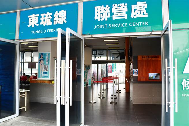 琉球鄉長陳國在1日發文給屏縣府，盼在東港、鹽埔等交通船碼頭設置快篩站，降低離島感染風險。（謝佳潾攝）