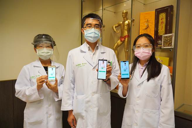 用手機嘛也通聯新國際醫院視訊診療納入中醫科。（呂筱蟬攝）