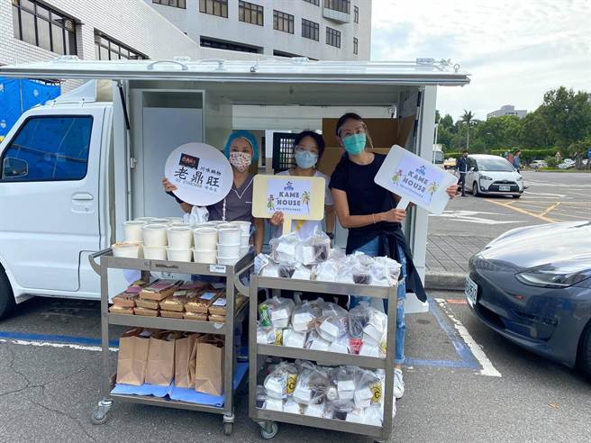 賈永婕親送愛心便當到振興醫院。（摘自臉書）