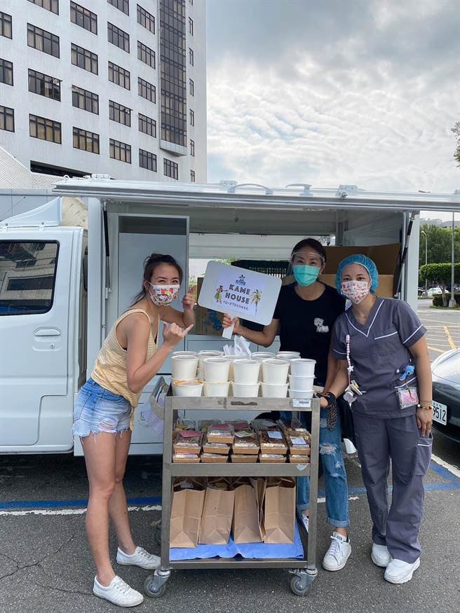 賈永婕親送愛心便當到振興醫院。（摘自臉書）