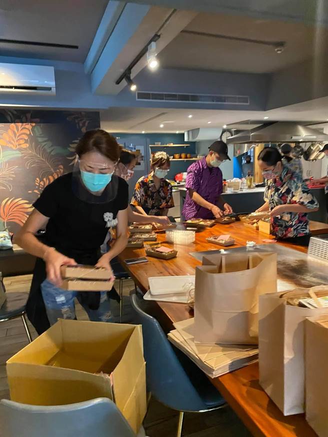 賈永婕親自裝箱愛心便當。（摘自臉書）