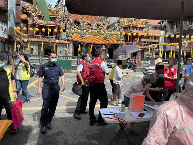 林口警分局長陳保安配合泰山區長林慶豐親自率員前往轄區「福泰市場」實施「防疫宣導」。（林口警分局提供）