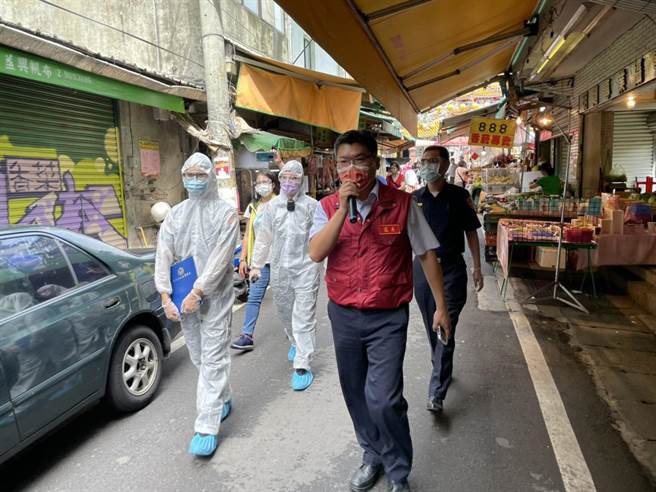 林口警分局長陳保安配合泰山區長林慶豐親自率員前往轄區「福泰市場」實施「防疫宣導」。（林口警分局提供）