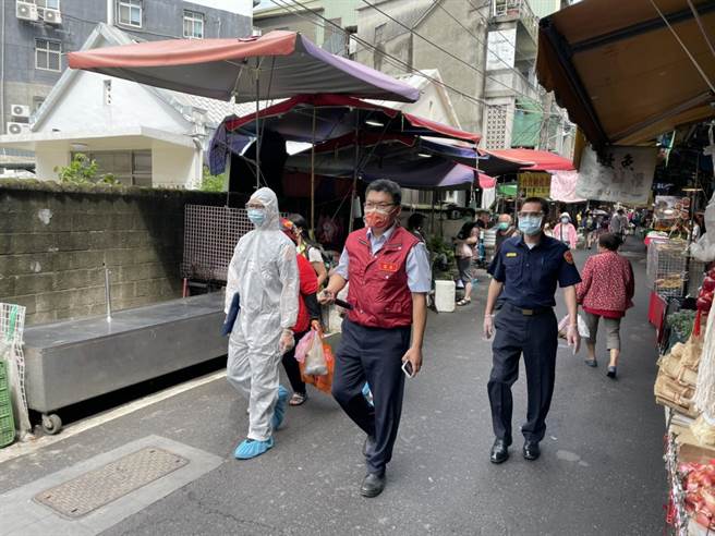 林口警分局長陳保安配合泰山區長林慶豐親自率員前往轄區「福泰市場」實施「防疫宣導」。（林口警分局提供）