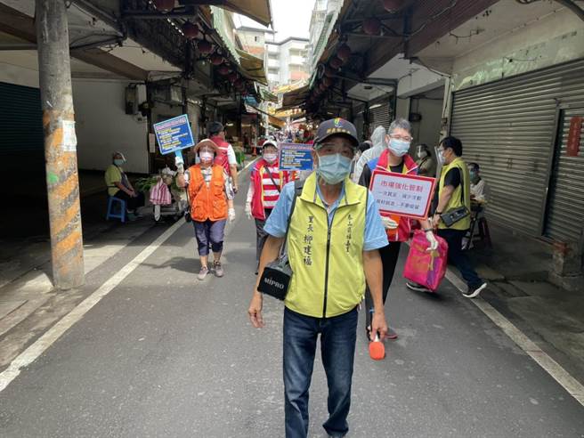 林口警分局長陳保安配合泰山區長林慶豐親自率員前往轄區「福泰市場」實施「防疫宣導」。（林口警分局提供）