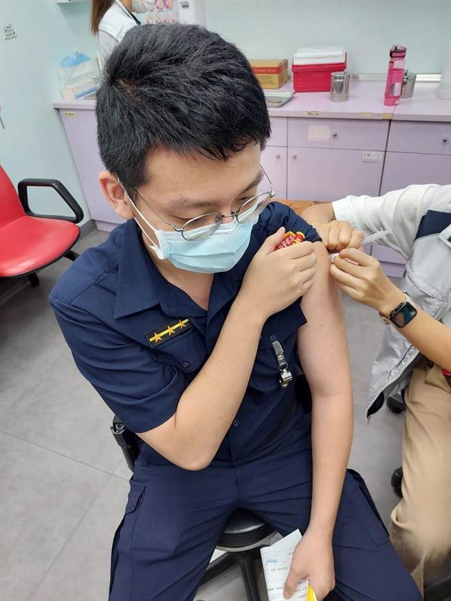 新北市新庄警分局也鼓励员警踊跃前往打疫苗。（新庄警分局提供）