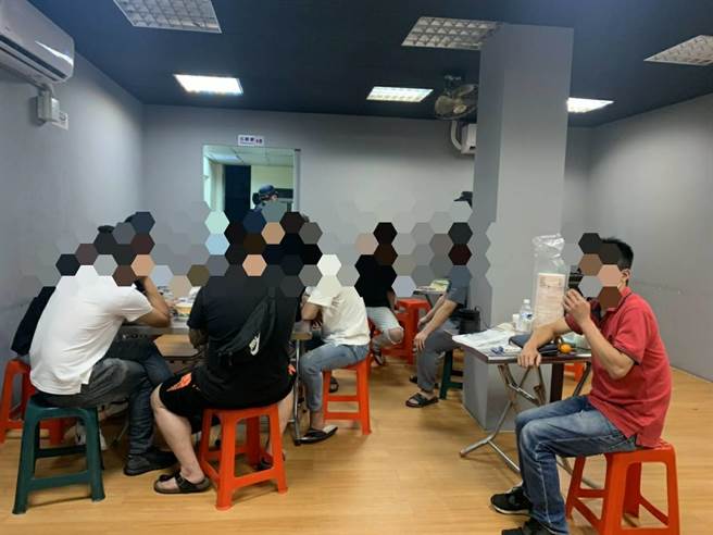 桃园警分局今(1)凌晨亦查获民生路某快炒店11人群聚打麻将聚餐。（警方提供）