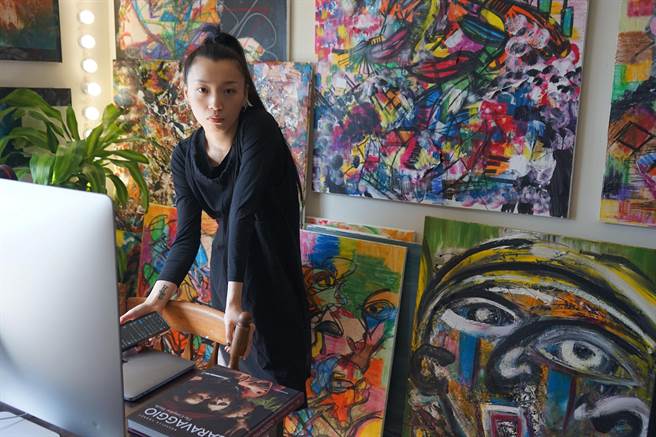 旅美编舞家洪彩希疫情间待在家里，仍不忘编舞和画画，近期拿下美国西密西根大学国际编舞大赛第一名。（洪彩希提供）